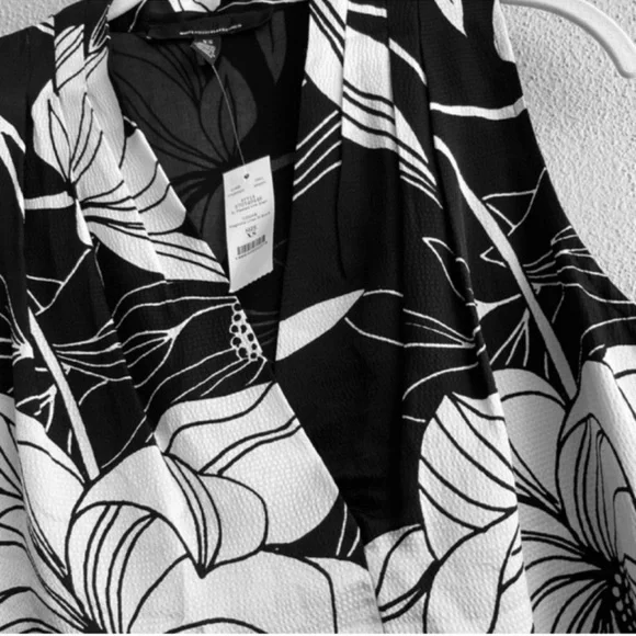 NEW WHBM Sleeveless Blouse V-neck Bold Magnolia Floral Black White Size XS - Picture 10 of 14